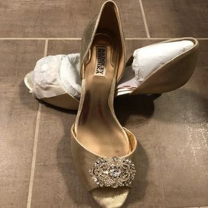 NWT Bridal Gold Peep Toe Kitten Heel